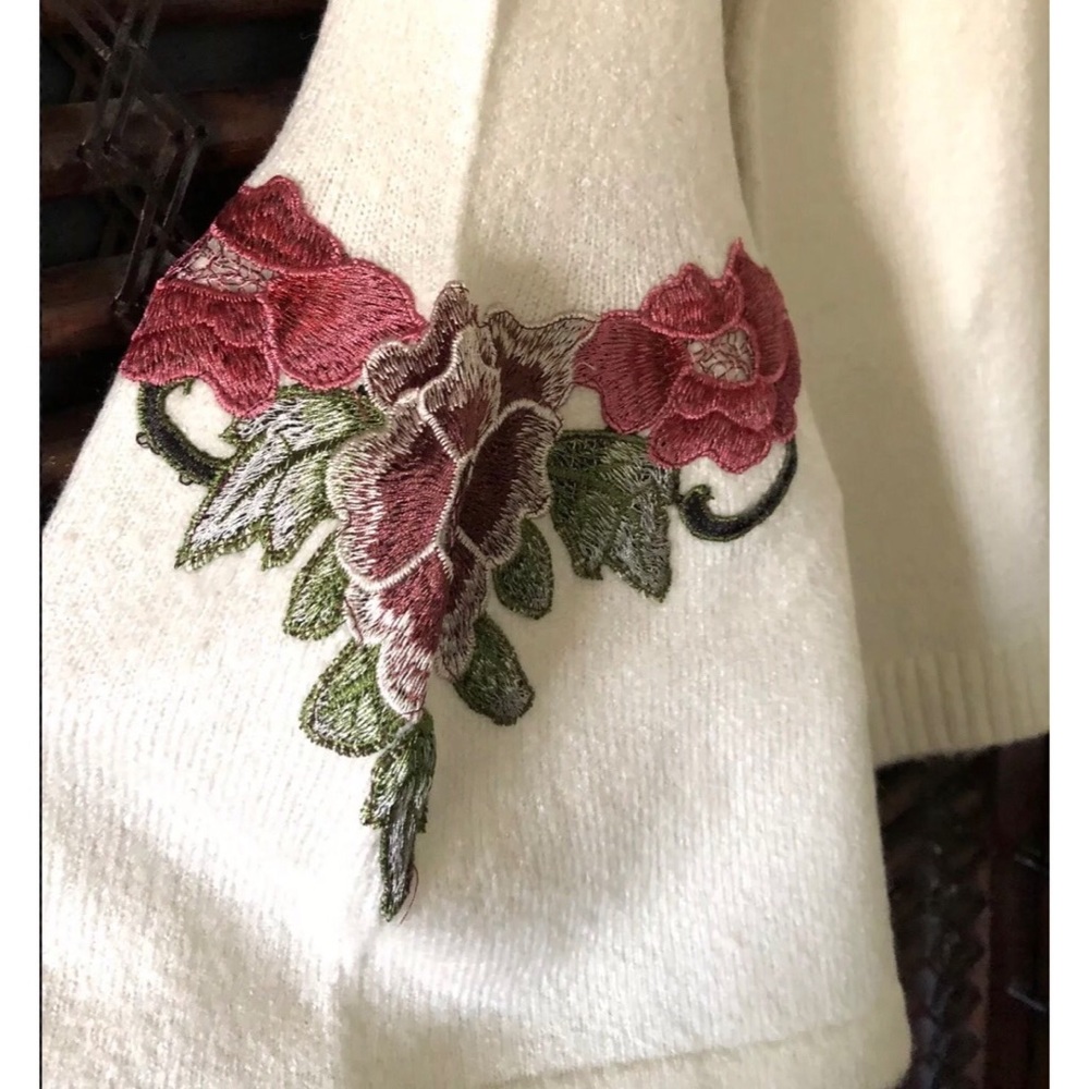 S Ivory Sweater Embroidered Vintage Pink Roses - Picture 2 of 6